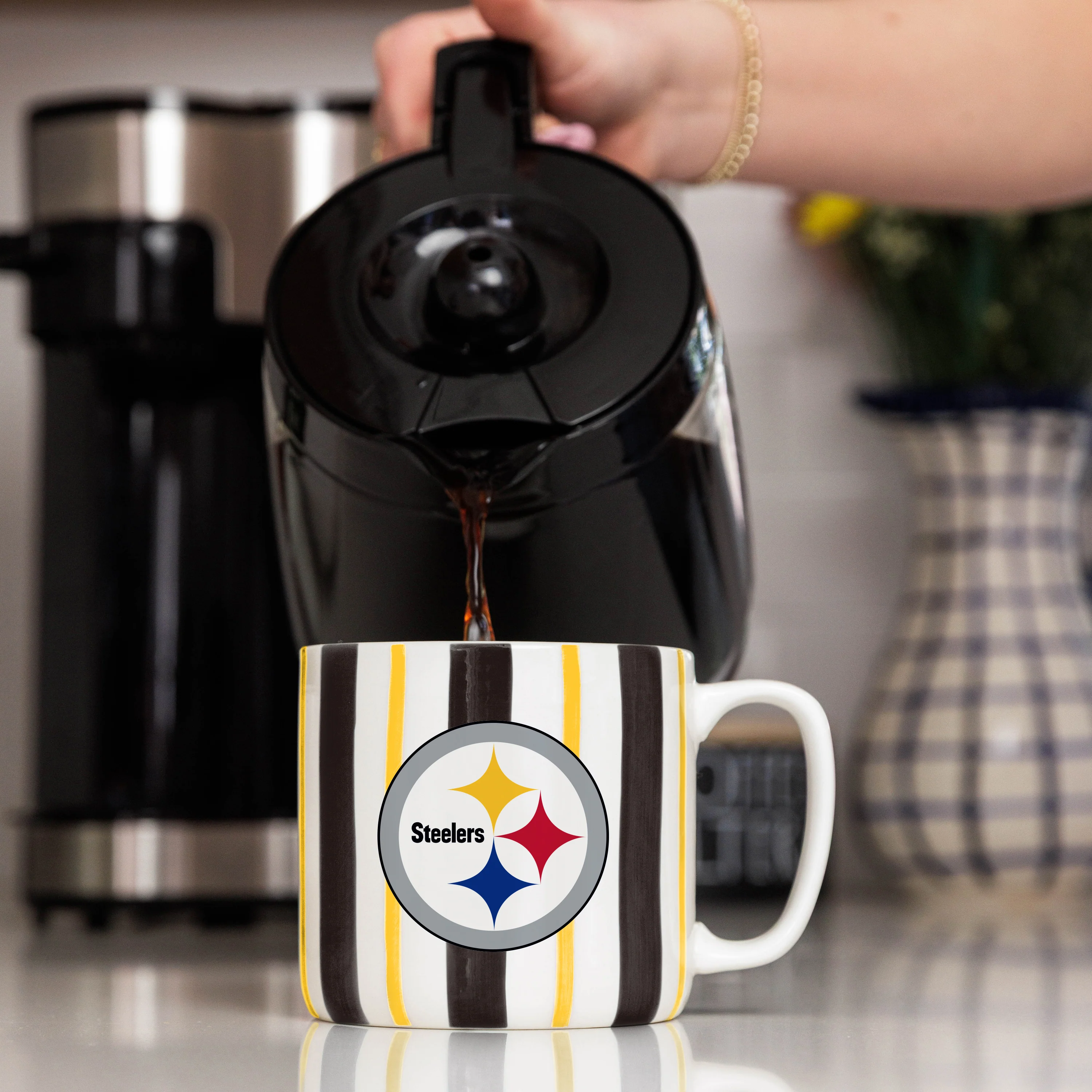 Pittsburgh Steelers 16oz Brushstroke Stripe Mug - Image 6